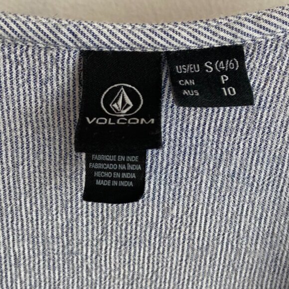 Volcom Gray & White Striped Short Sleeve Wrap Dress - Picture 3 of 10